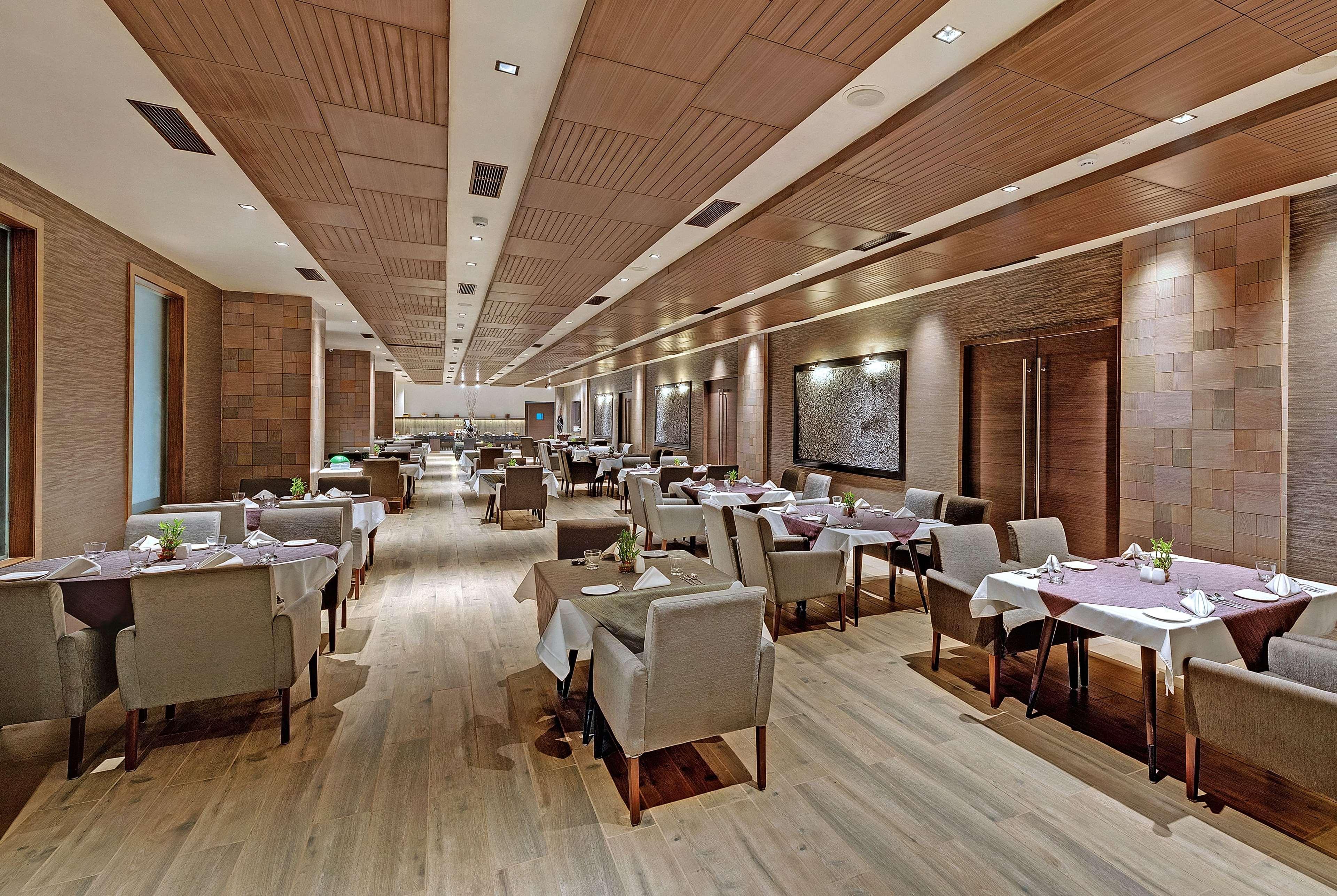 Wyndham Ahmedabad Shela Hotel Eksteriør billede